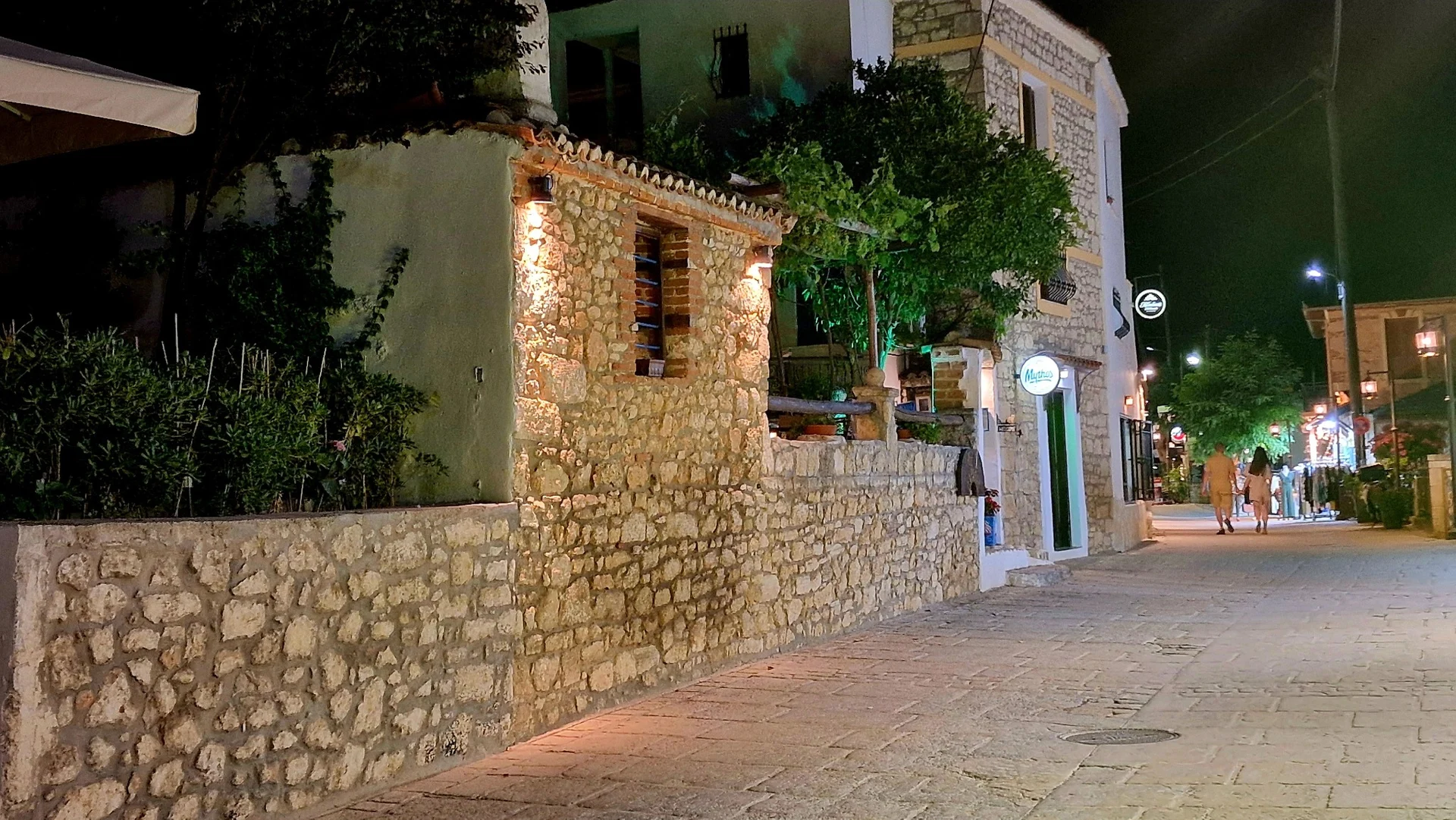 Πέτρινο σοκάκι στην Άφυτο τη νύχτα