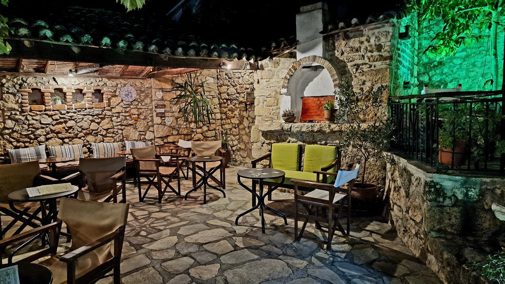 Παραδοσιακή αυλή καφέ στην Άφυτο
