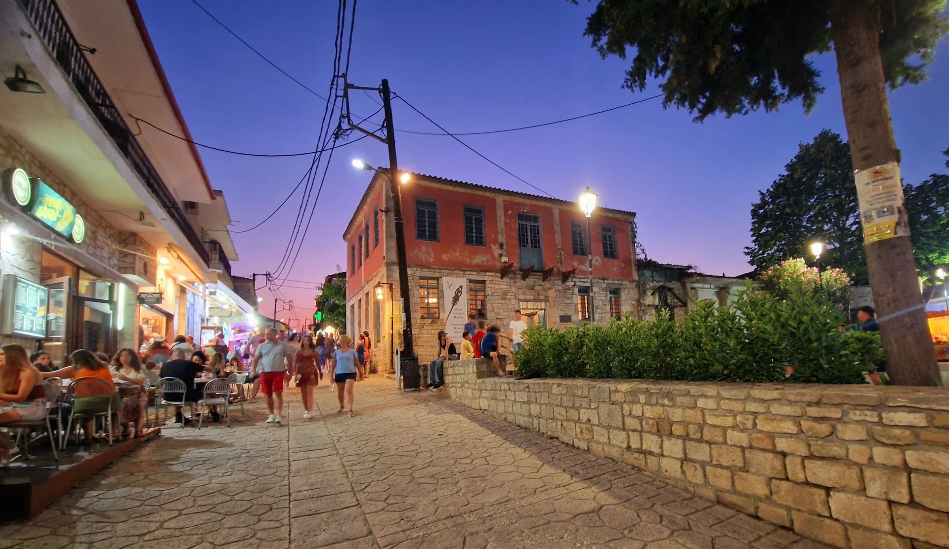 Η πλατεία της Αφύτου στο σούρουπο