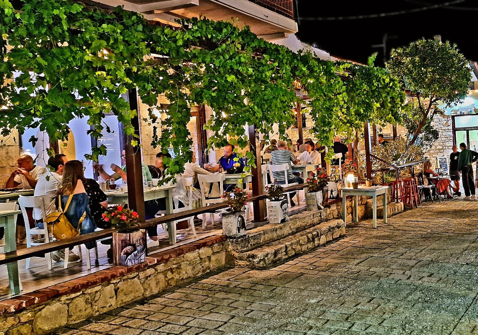 Βραδινή σκηνή εστιατορίου στην Άφυτο