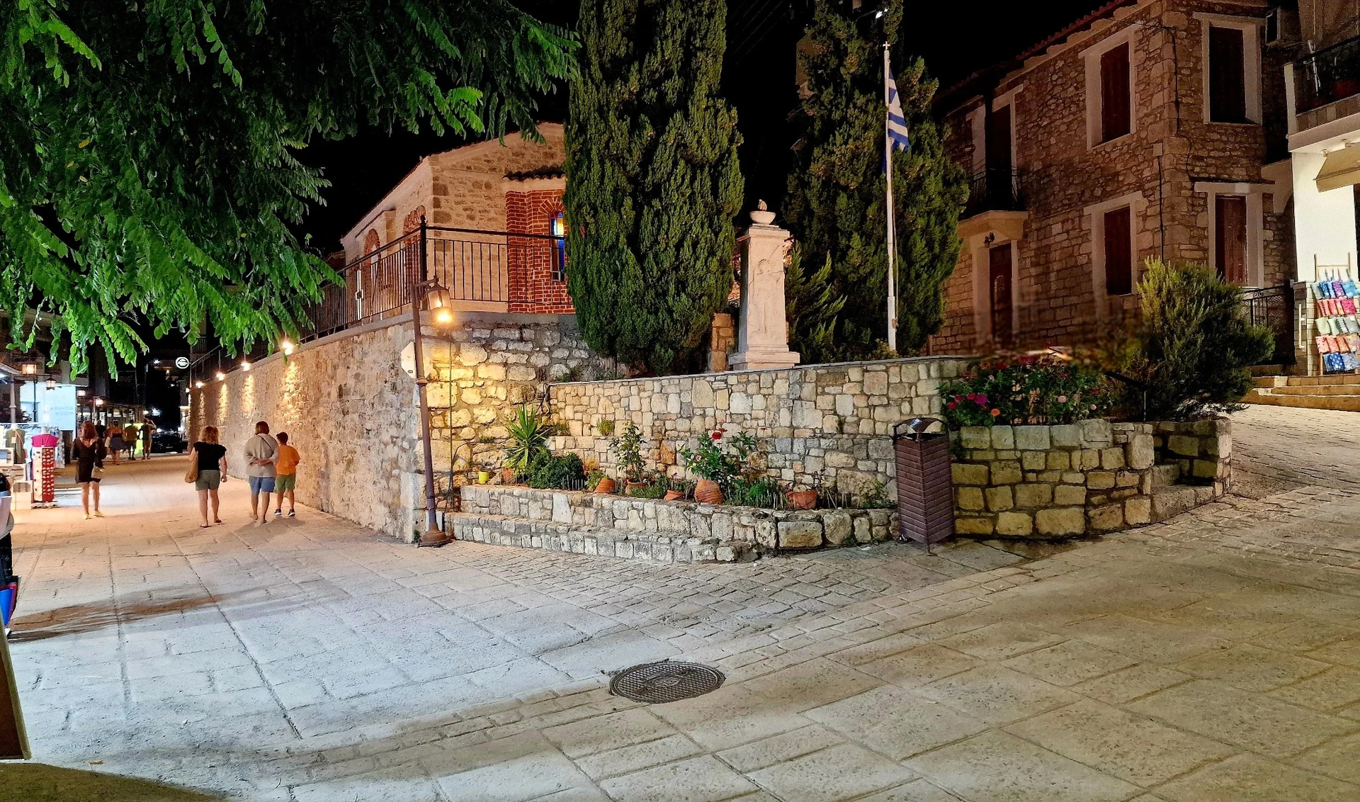 Ιστορική γωνιά της Αφύτου τη νύχτα