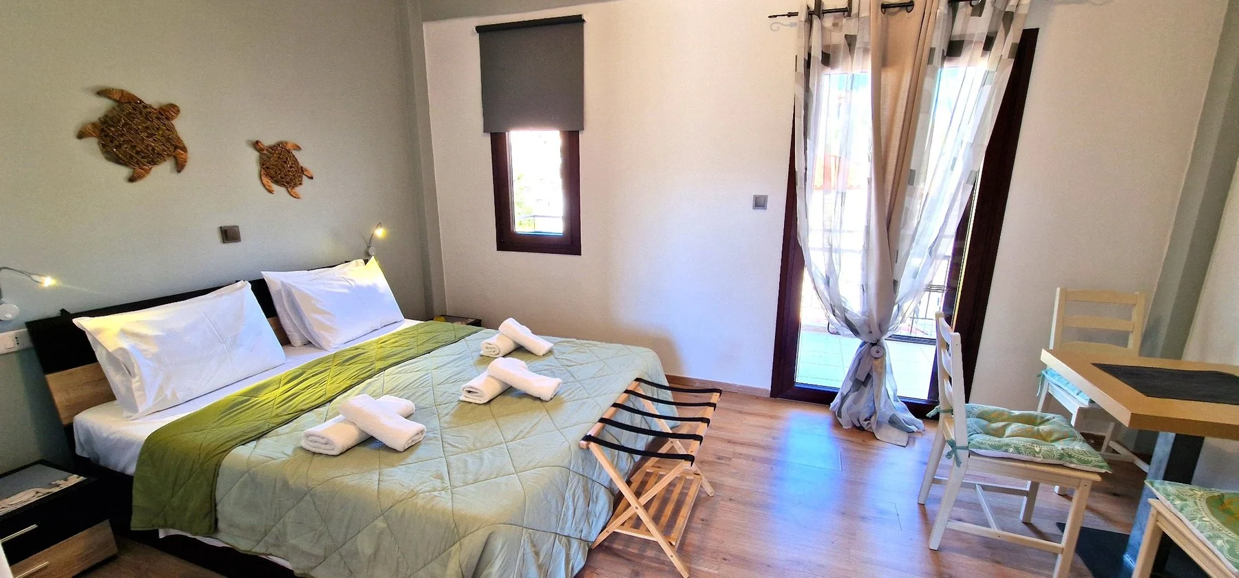 Bedroom & balcony access