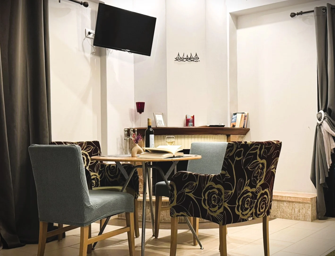 Varkes dining area with table, seating and Smart TV