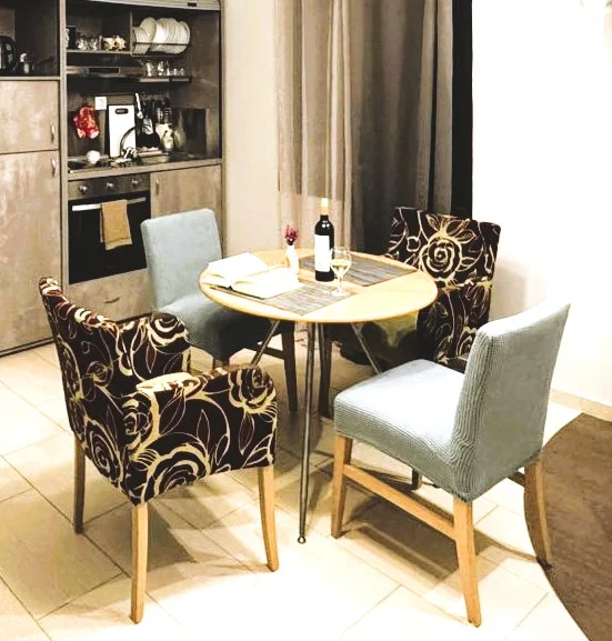 Varkes dining area and equipped kitchen
